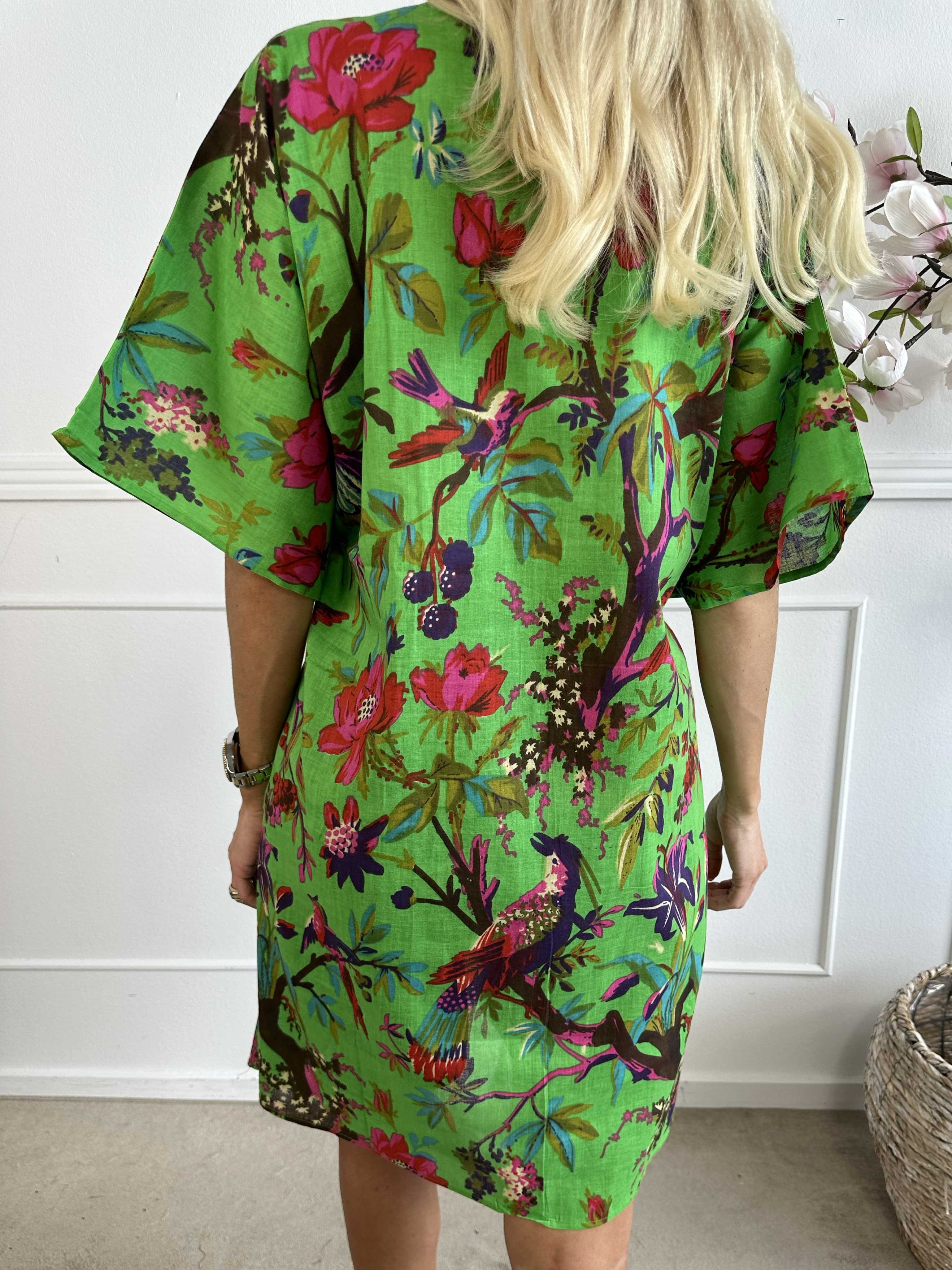 Xenia - Söt blommig tunika med knytband i midjan
